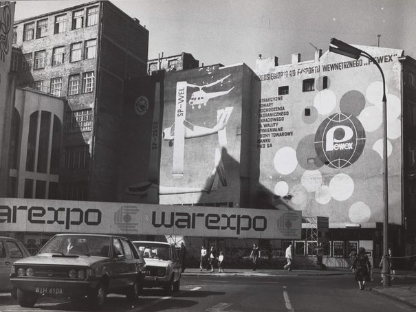 Reklamy malowane na ścianach kamienicy przy ulicy Rutkowskiego (obecnie Chmielna 21) Hartwig, Edward po 1975