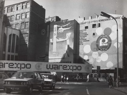 Edward Hartwig, Reklamy malowane na ścianach kamienicy przy Rutkowskiego (obecnie: Chmielna 21), po 1975