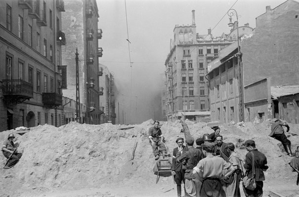 Sylwester Braun, ps. Kris, Powstańcy na barykadzie przy ulicy Żelaznej, 08.1944