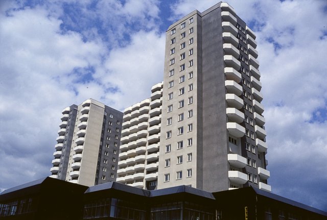 Blok mieszkalny na rogu ulic Skierniewickiej i Wolskiej Hartwig, Edward między 1994 a 1996