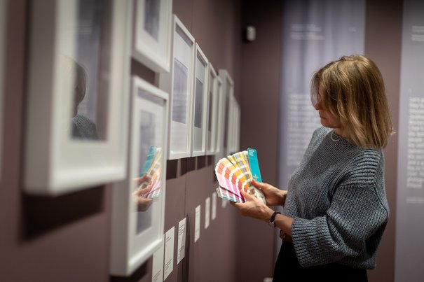 Anna Światłowska z próbnikiem kolorów na jednej z sal wystawowych Muzeum Warszawy