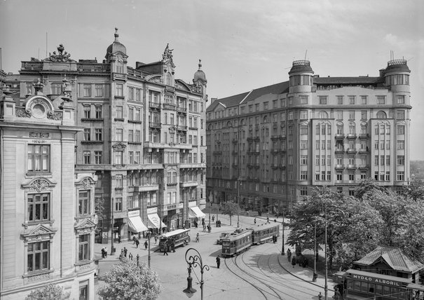 Widok na wysokie, nowoczesne kamienice północno-wschodniej strony placu Unii Lubelskiej