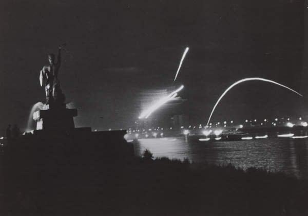 Edward Hartwig, Pomnik Syreny nad Wisłą i pokaz sztucznych ogni nocą, przed 1974