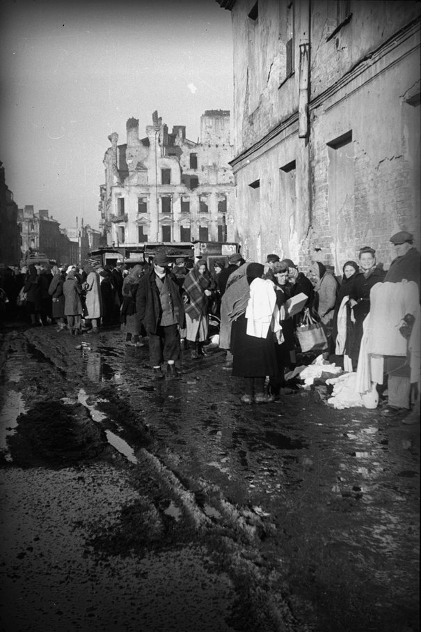 Zofia Chomętowska, 	Handel naręczny na ulicy Wroniej, 1946