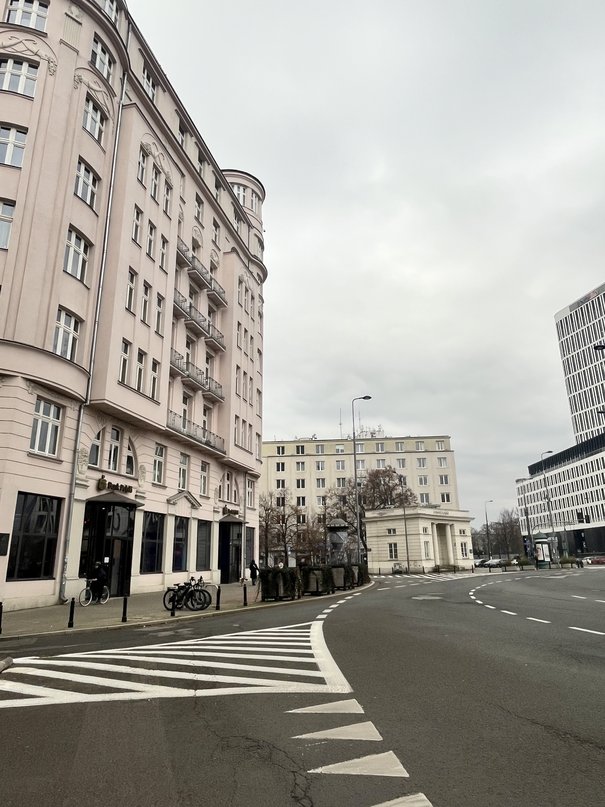 Większość powierzchni placu zajmują ciągi komunikacyjne, ale nie piesze, tylko jezdnie, o małym stopniu intuicyjności, archiwum prywatne Blanki Melanii Ciężkiej.