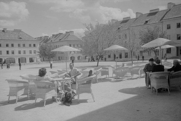 Ogródek kawiarni Marysieńka na Rynku Mariensztackim Jabrzemski, Leonard ok. 1950