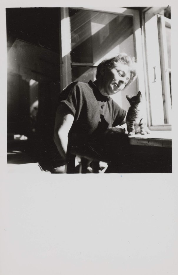Autoportret Aliny Scholtz z kotem,  lata 60. XX w.