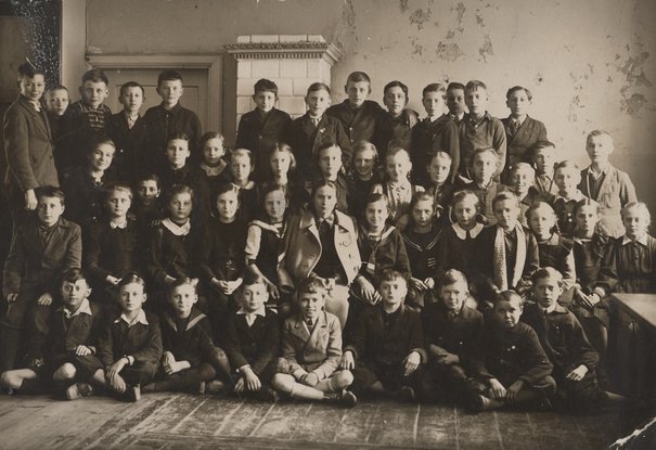 Uczniowie klasy Va 7-klasowej Polskiej Publicznej Szkoły Powszechny nr 98 w Warszawie w roku szkolnym 1940/41, między 1940 a 1941