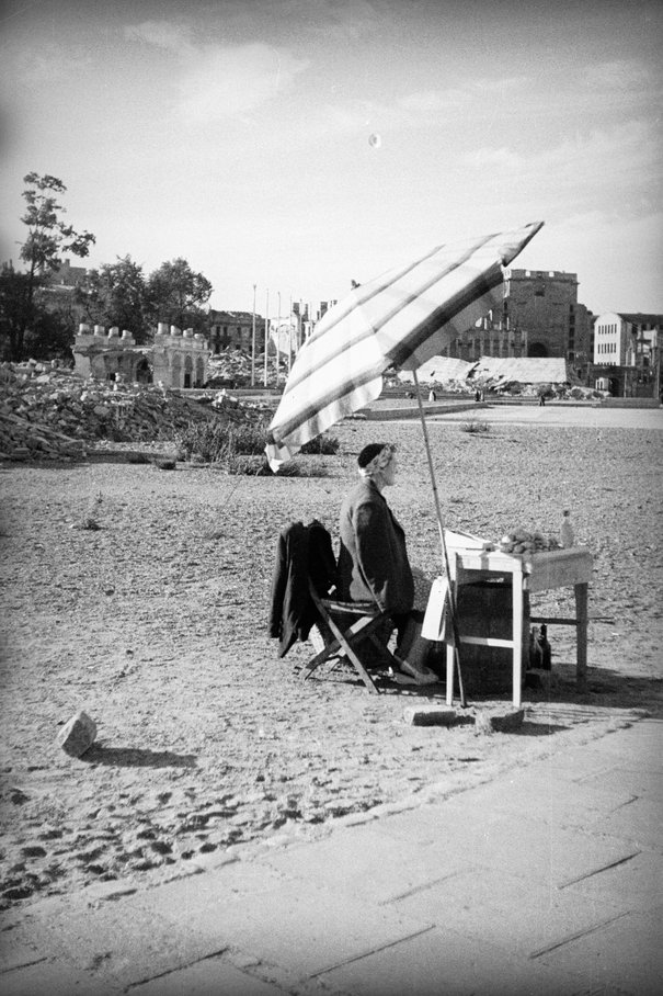 Plac Saski (obecnie plac Józefa Piłsudskiego) w Warszawie, powrót ulicznego handlu po zakończeniu wojny. Chomętowska, Zofia 1945