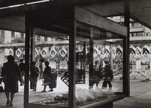 Edward Hartwig, Widok Pasażu Śródmiejskiego (obecnie Pasażu Stefana "Wiecha" Wiecheckiego) z wystawą plenerową, 	lata 1975 - 1980