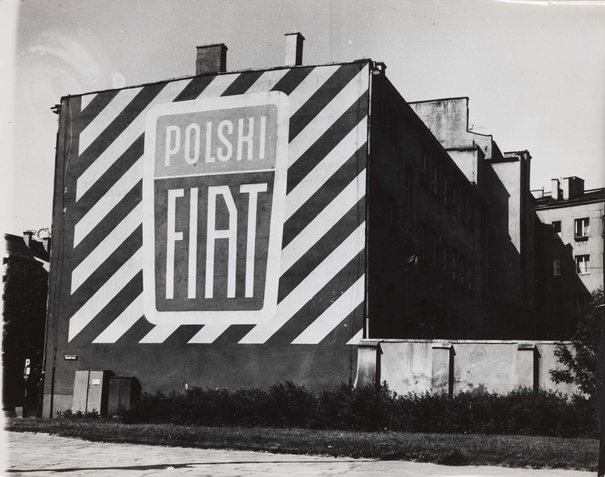 Edward Hartwig, Advertisement of Polish Fiat on the wall of the tenement house at 88 Grzybowska St., 1970s