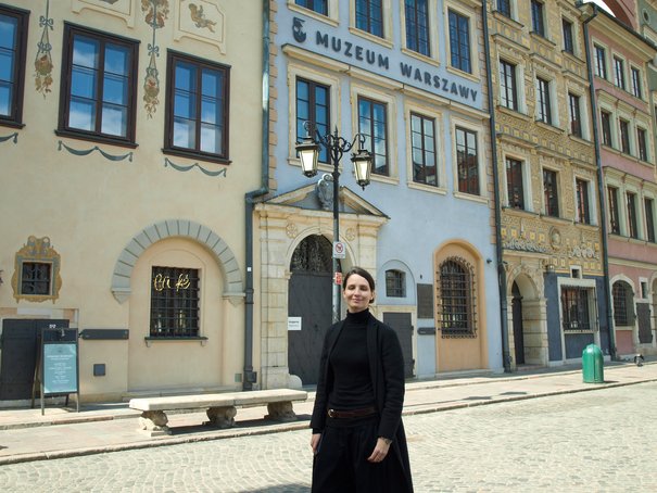 Blanka Melania Ciężka na tle Muzeum Warszawy
