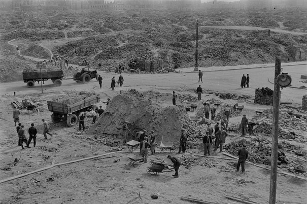 Wywożenie gruzu z terenu byłego getta Funkiewicz, Alfred ok. 1948