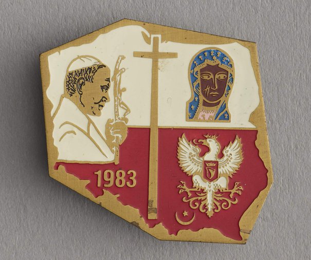 Konrad Smoderek, Przypinka w kształcie konturu Polski, z wizerunkiem Jana Pawła II, Matki Boskiej i Orła, 1983