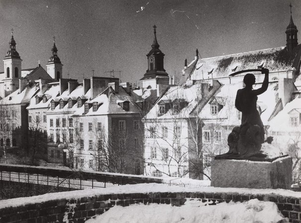 Edward Hartwig, Pomnik Syreny na murach obronnych zimą; w tle kamienice przy ulicy Mostowej, przed 1984