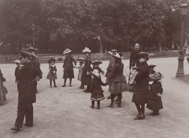 Konrad Brandel, Dzieci w Ogrodzie Saskim, ok. 1895