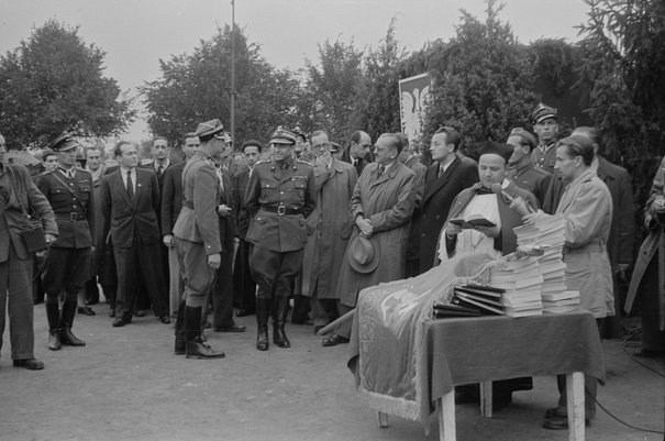 Leonard Jabrzemski, Uroczystość wręczenia sztandaru Ochotniczym Batalionom Odbudowy Warszawy, 11 października 1947