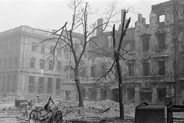 Zniszczenia zabudowy przy placu Napoleona Braun, Sylwester, ps. Kris połowa września 1944