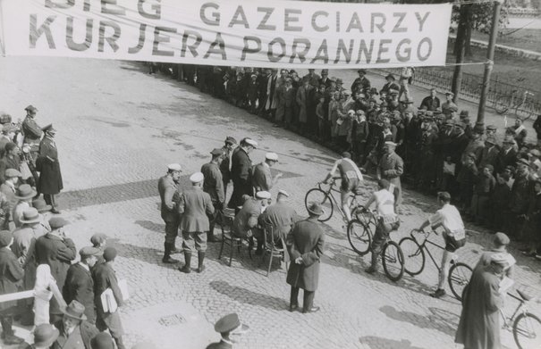 Wyścig rowerowy gazeciarzy sprzed siedziby "Kuriera Porannego" na placu Dąbrowskiego Marcinkowski, Zdzisław 31 maja 1930