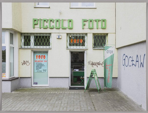 Antonina Gugała, Zakład fotograficzny Piccolo Foto przy ulicy gen. Romana Abrahama 8, z cyklu 'Fotograf Warszawski', 2016