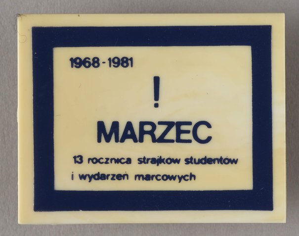 Przypinka z napisem '1968-1981/ ! /MARZEC/13 rocznica strajków studentów i wydarzeń marcowych', 1981