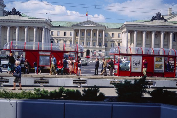 Przed Ratuszem, widok na przystanki komunikacji miejskiej Hartwig, Edward między 1993 a 1995