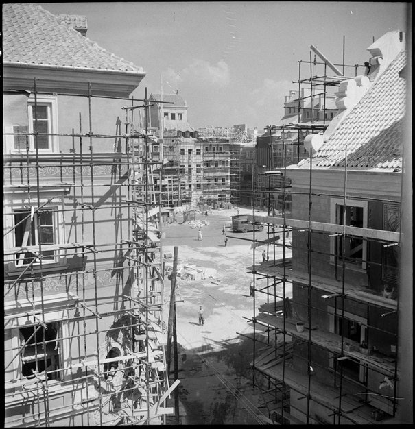 Edward Hartwig, Odbudowa Starego Miasta - widok na Rynek od Zapiecka, 1953