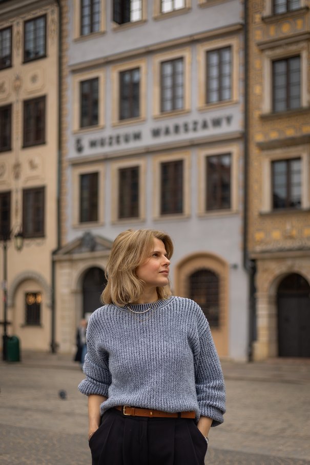 portret Anny Światłowskiej przed siedzibą Muzeum Warszawy