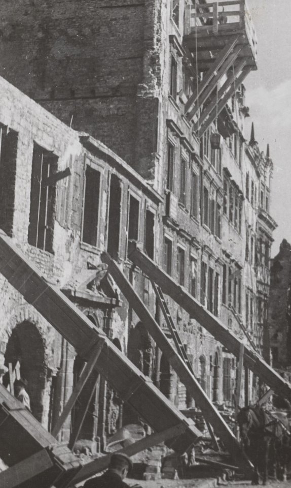 Odbudowa kamienic strony Dekerta Rynku Starego Miasta Pęcherski, Karol wrzesień 1947