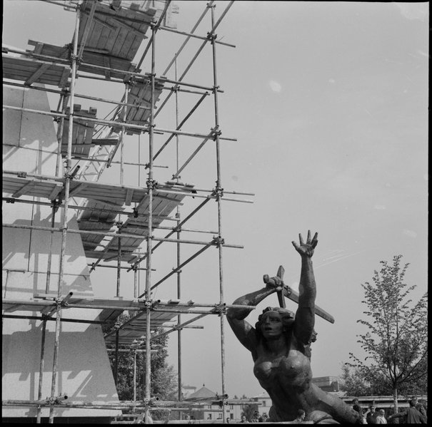 Edward Hartwig, Installation of the Monument to the Heroes of Warsaw 1939-1945 on the Teatralny Square, 8 July 1964