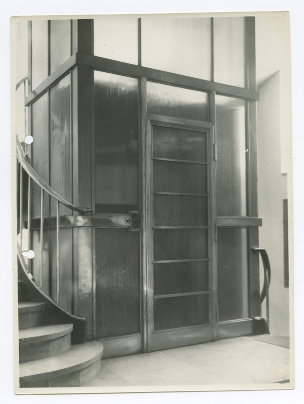 Józef Różewicz, Wnętrze Towarzystwa Ubezpieczeń 'Prudential'. Klatka schodowa z windą, lata 1933 - 1939