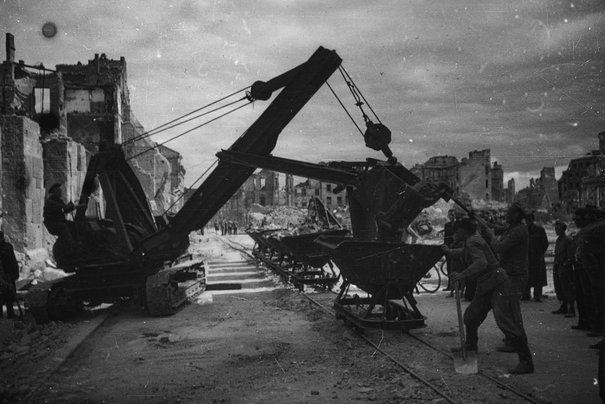 Usuwanie gruzu z ulicy Świętokrzyskiej autorstwo nieznane 1959