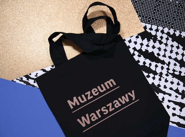 Na muzealnych pamiątkach wykorzystywana jest identyfikacja wizualna stworzona przez Annę Światłowską, fot. Anna Światłowska