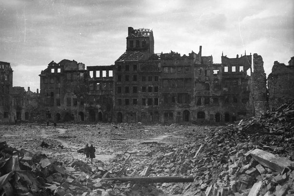 Zofia Chomętowska,  Rynek Starego Miasta, zrujnowane kamienice strony Dekerta,  1945