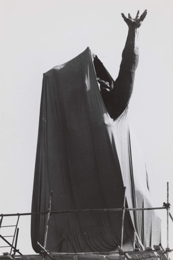 Edward Hartwig, Montaż pomnika Bohaterów Warszawy (Warszawska Nike), przed 20 lipca 1964