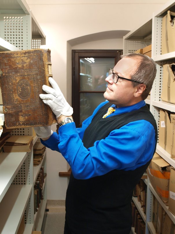 dr Rafał Radziwonka w bibliotece Muzeum Warszawy