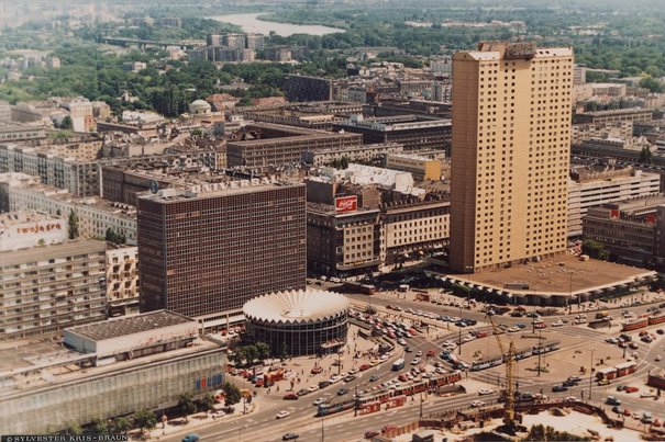 Skrzyżowanie ulicy Marszałkowskiej i Alei Jerozolimskich Braun, Sylwester [ps. Kris] między 1993 a 1995