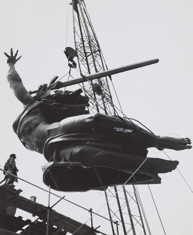 Edward Hartwig, Installation of the Monument to the Heroes of Warsaw (Warsaw Nike), 8 July 1964