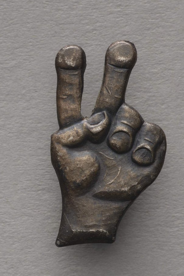 Marian Cegielski, Przypinka w kształcie dłoni, 1981