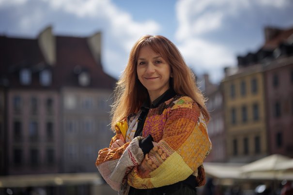 Portret Aleksandry Kresowskiej na tle kamienic siedziby głównej Muzeum Warszawy