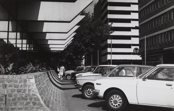 Edward Hartwig, Ulica Nowogrodzka przy hotelu Forum, przed 1984