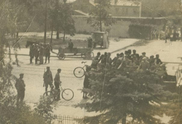 Uliczna łapanka w alei 3 Maja autorstwo nieznane między 1940 a 1944