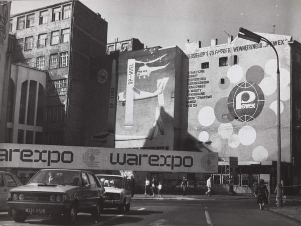 Edward Hartwig, Advertisements painted on the walls of a tenement house in Rutkowskiego St. (currently: 21 Chmielna St.), after 1975