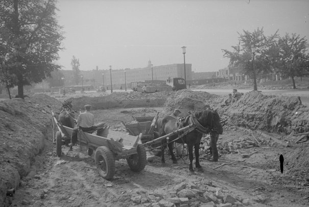 Prace przy usuwaniu gruzu w rejonie przedłużenia ulicy Marszałkowskiej przez Ogród Saski Jabrzemski, Leonard między 1948 a 1950
