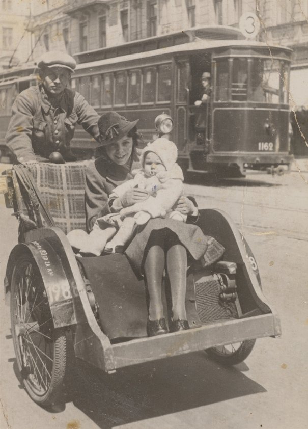 Zofia Tymińska z dzieckiem w rikszy autorstwo nieznane między 1940 a 1944