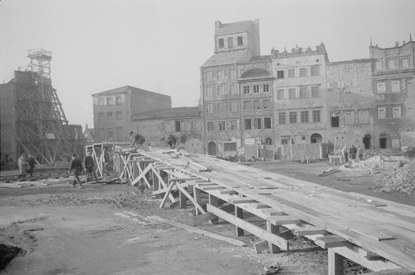 Budowa drewnianej ramy do załadunku gruzu na Rynku Starego Miasta Jabrzemski, Leonard między 1947 a 1953
