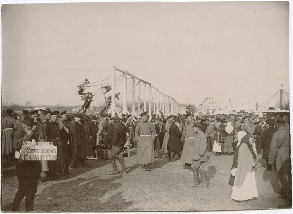 Zabawy ludowe na Polu Mokotowskim podczas świąt wielkanocnych, 17 lub 18 kwietnia 1892