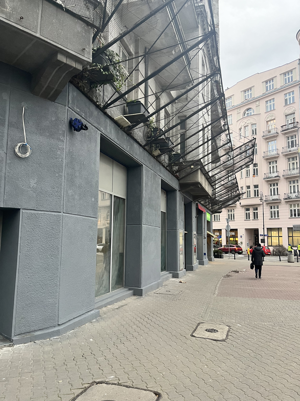 Partery ścian placu są raczej nieaktywne - albo w remoncie, albo z usługami o średnim stopniu atrakcyjności. Uwagę zwraca brak pomysłu na zagospodarowanie witryn, archiwum prywatne Blanki Melanii Ciężkiej.