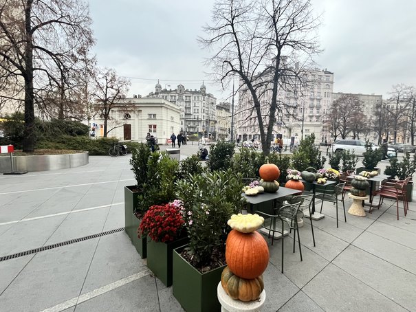 Spod ogródka kawiarnianego pod centrum handlowym Plac Unii nie widać jeszcze komunikacyjnego chaosu placu.