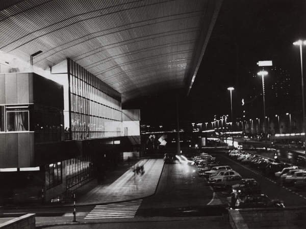 Edward Hartwig, Dworzec Centralny nocą z wiaduktu łączącego ulicę Juliana Marchlewskiego (obecnie aleja Jana Pawła II) z ulicą Tytusa Chałubińskiego w kierunku wschodnim, po 1976